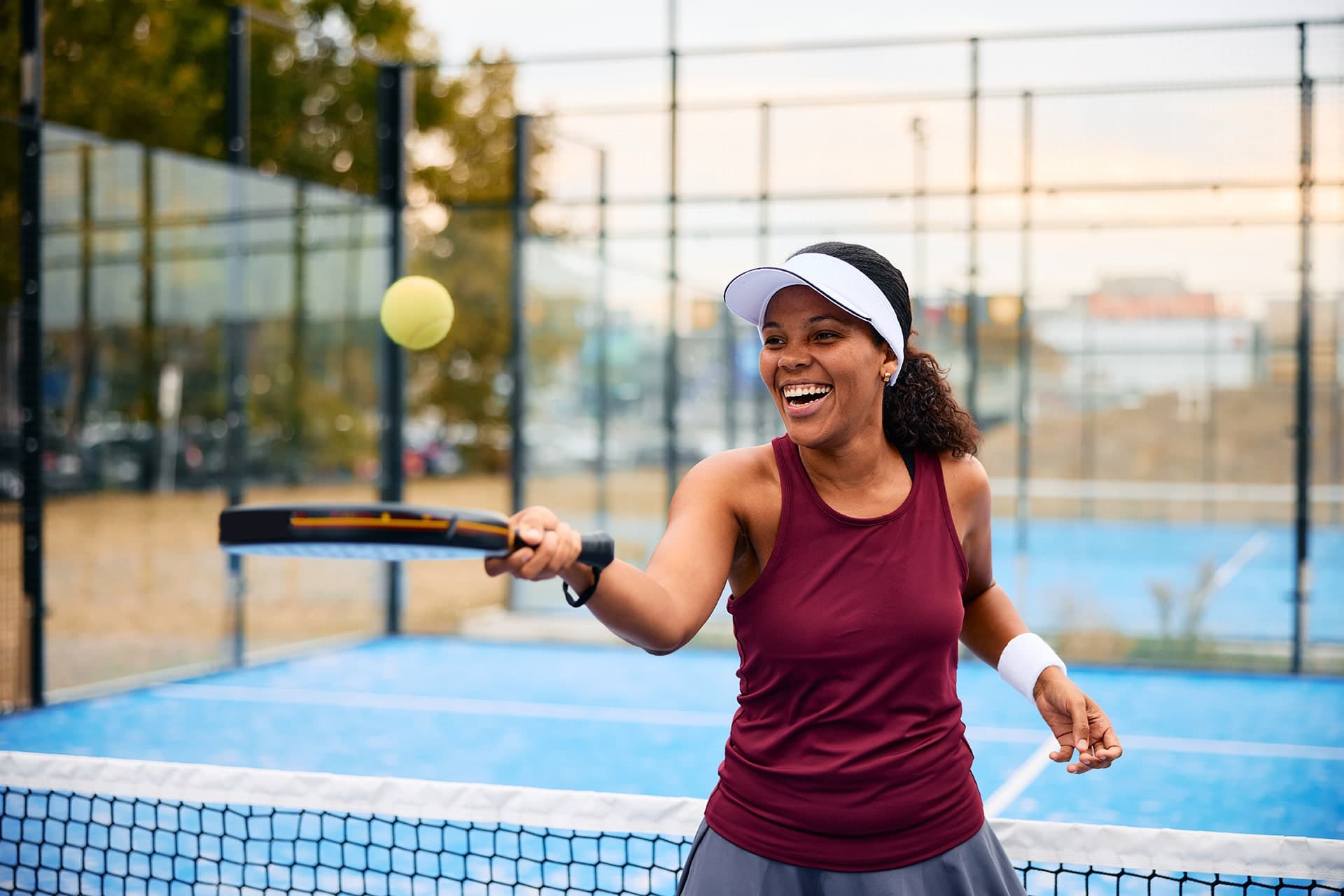 vrouw speelt padel geen gewrichtspijn