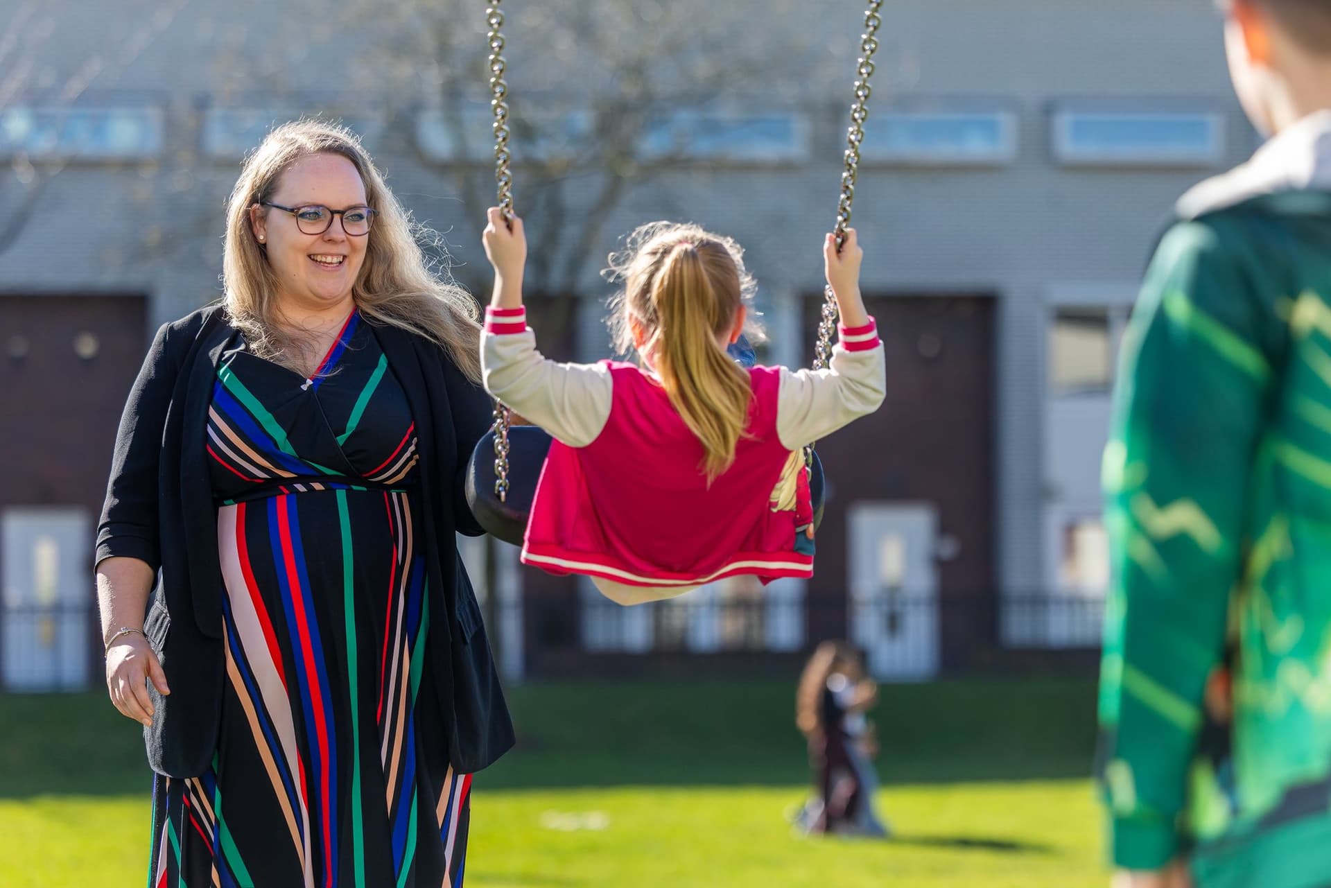 Cynthia in de speeltuin met haar kinderen na haar behandeling bij HagaDirect. Foto: Thierry Schut