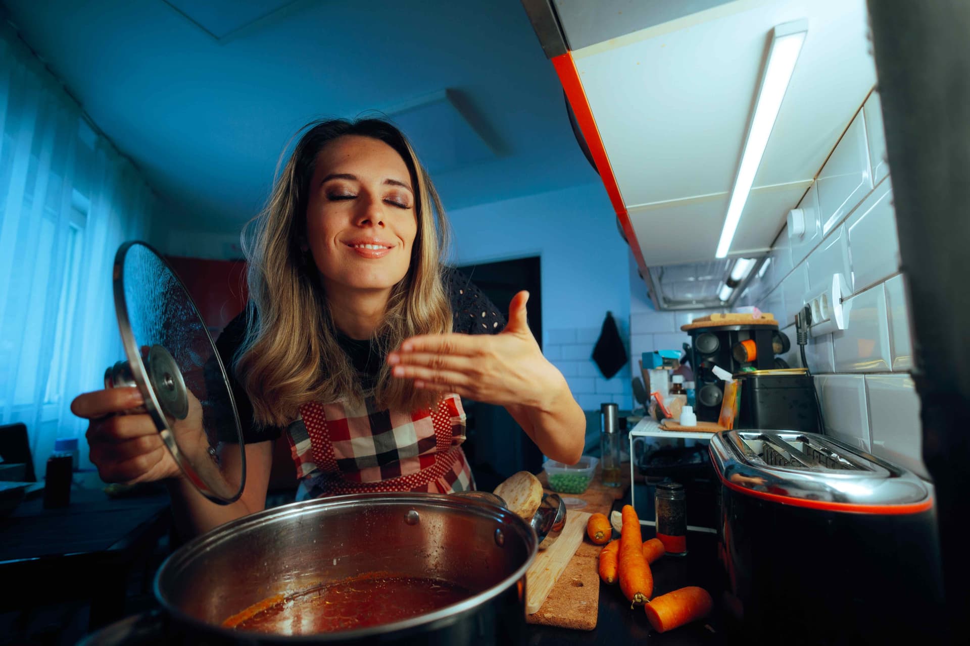 vrouw aan het koken zonder allergische reactie