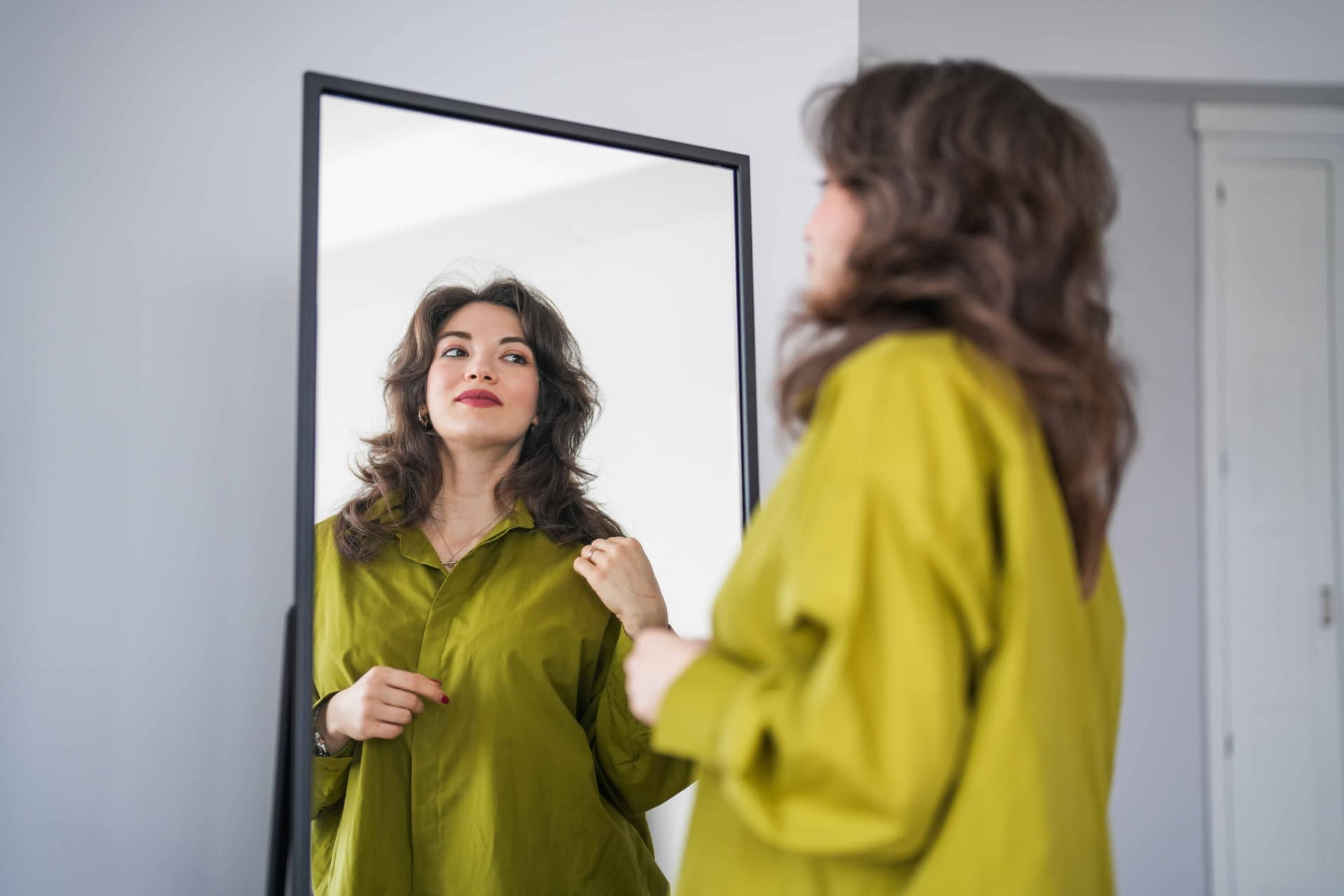 vrouw kijken in de spiegel na borstkanker