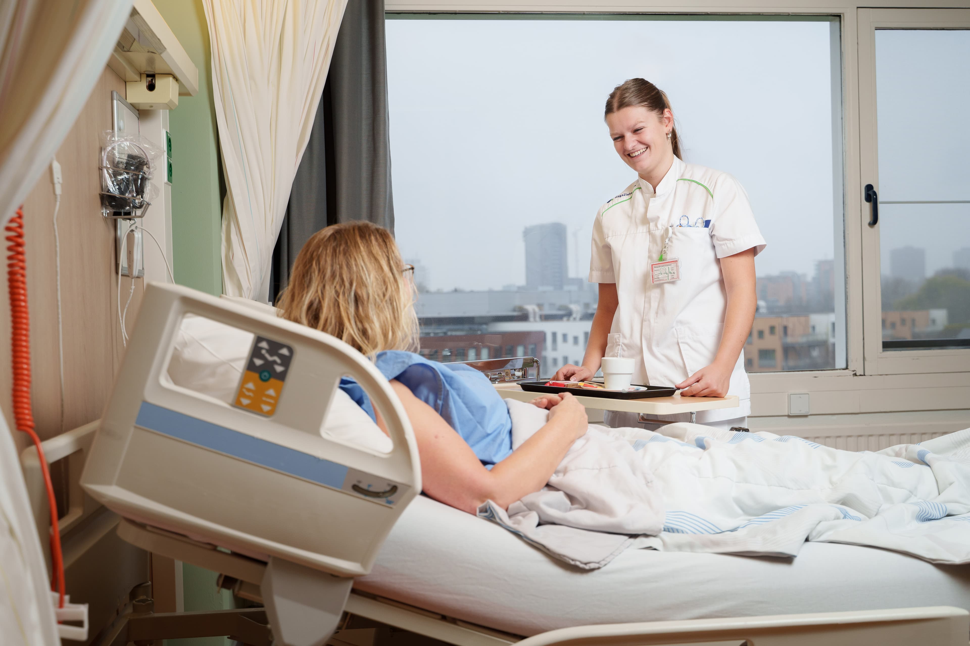 HagaDirect verpleegkundige aan bed van patiënt